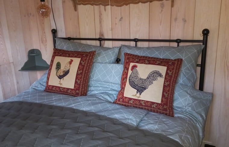 Comfortabele slaapkamer van vakantiehuis in Brucht, Vechtstreek, Overijssel met rustieke elementen.