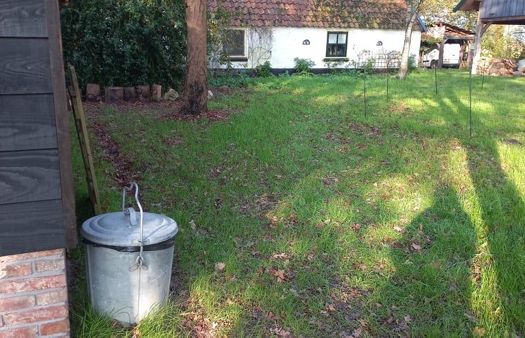 Groene tuin rondom vakantiehuis in Brucht, Vechtstreek, Overijssel met landelijke charme.