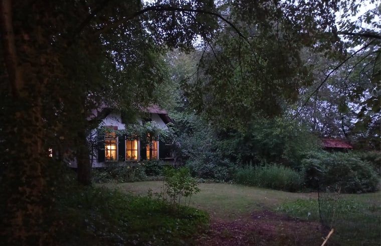 Sfeervol verlicht vakantiehuis in Brucht, Vechtstreek, Overijssel omgeven door weelderige natuur.