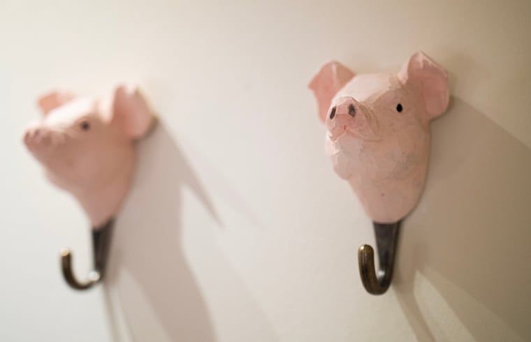 Dekorativer Kleiderstaender im Ferienhaus in Collendoorn, Vechtstreek, Overijssel. Bringen Sie Charme in Ihren Aufenthalt.