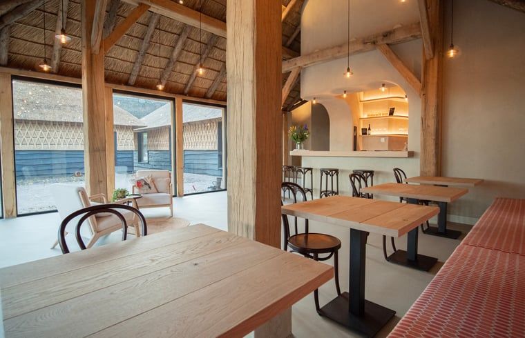 Essecke im Ferienhaus in Collendoorn, Vechtstreek, Overijssel. Geniessen Sie die Mahlzeiten in einer rustikalen Umgebung.