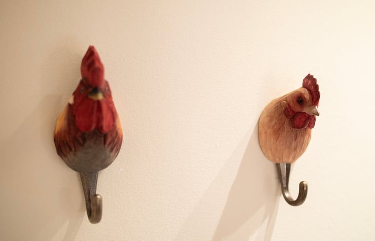 Unieke haakjes in Huisje in Collendoorn, Vechtstreek. Vakantiehuis met aandacht voor detail in Overijssel.