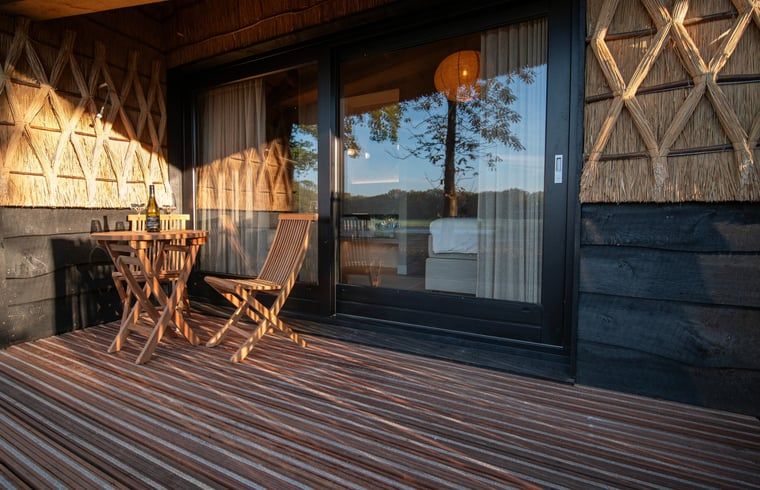 Veranda van Huisje in Collendoorn, Vechtstreek. Vakantiehuis met prachtig uitzicht op de natuur in Overijssel.