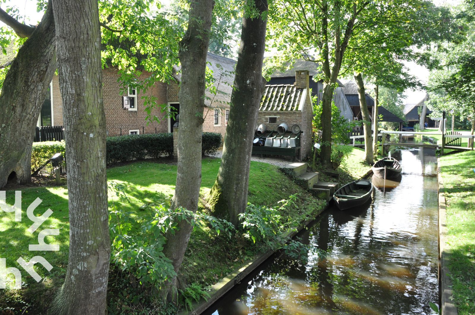 Gemuetliches Schlafzimmer im Ferienhaus OV269 in Giethoorn, Nordwest Overijssel, mit stimmungsvoller Beleuchtung.