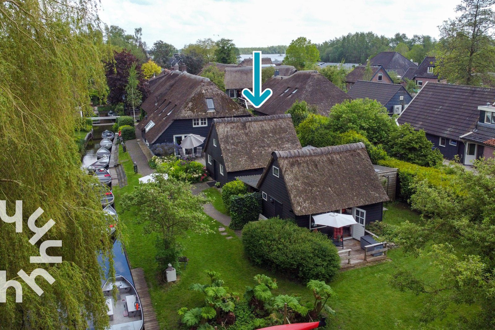 Gemuetliche Sitzecke im Ferienhaus OV269 in Giethoorn, Nordwest Overijssel, mit Blick auf den Garten.