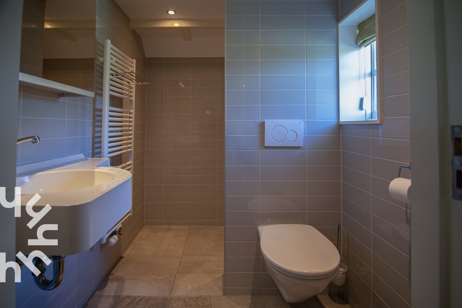 Schwaene auf dem See in der Naehe des Ferienhauses OV269 in Giethoorn, Nordwest Overijssel, in ruhiger Umgebung.