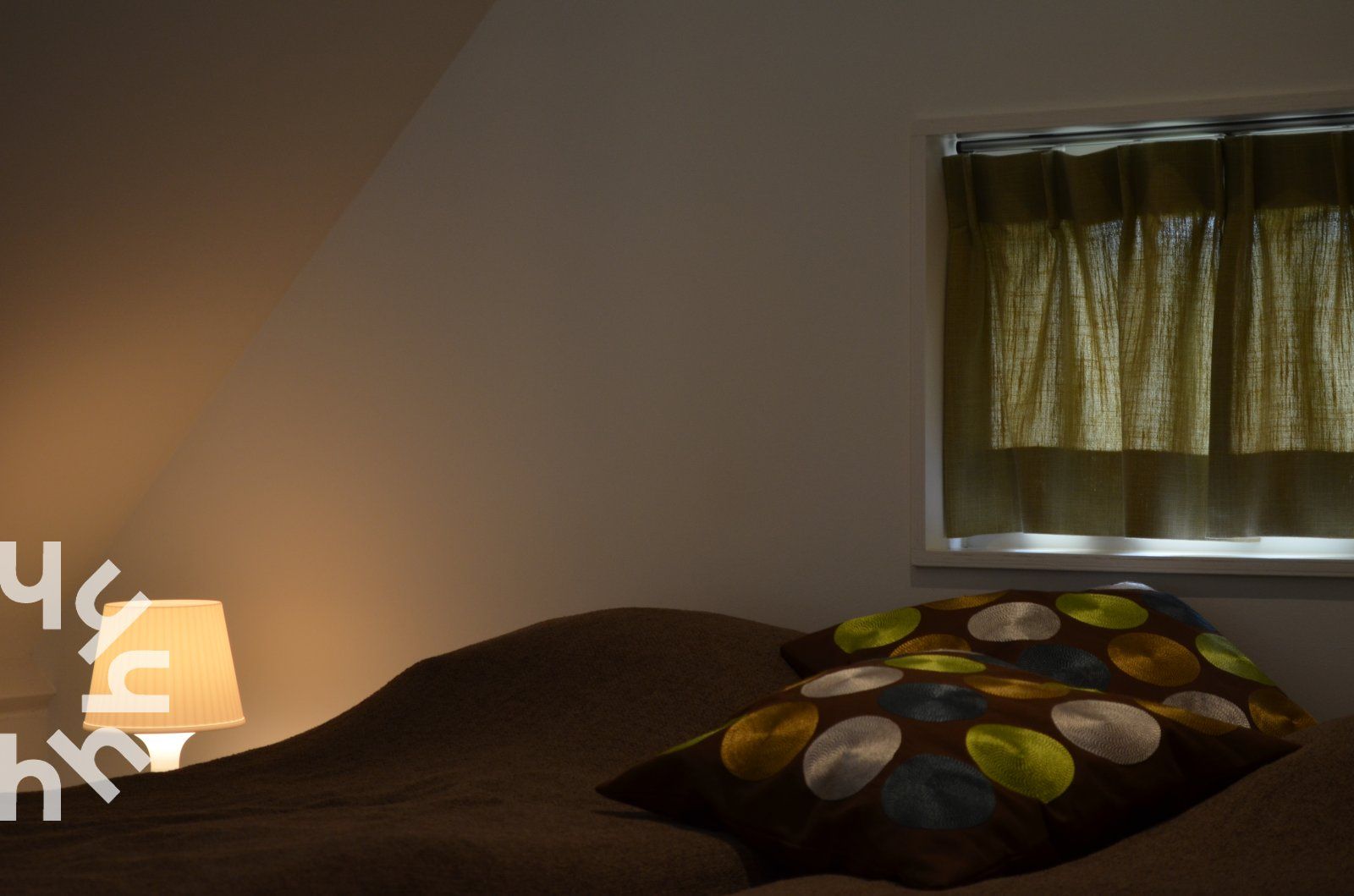 Offenes Wohnzimmer und Kueche im Ferienhaus OV269 in Giethoorn, Nordwest Overijssel, mit moderner Einrichtung.