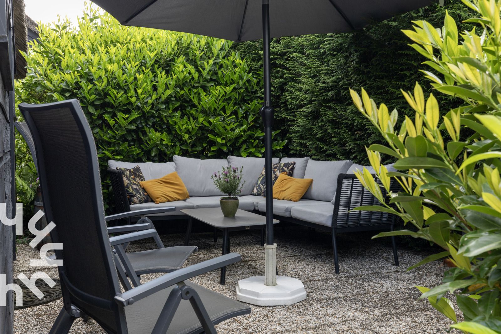 Blumen im Wohnzimmer des Ferienhauses OV269 in Giethoorn, Nordwest Overijssel, sorgen fuer eine frische Atmosphaere.