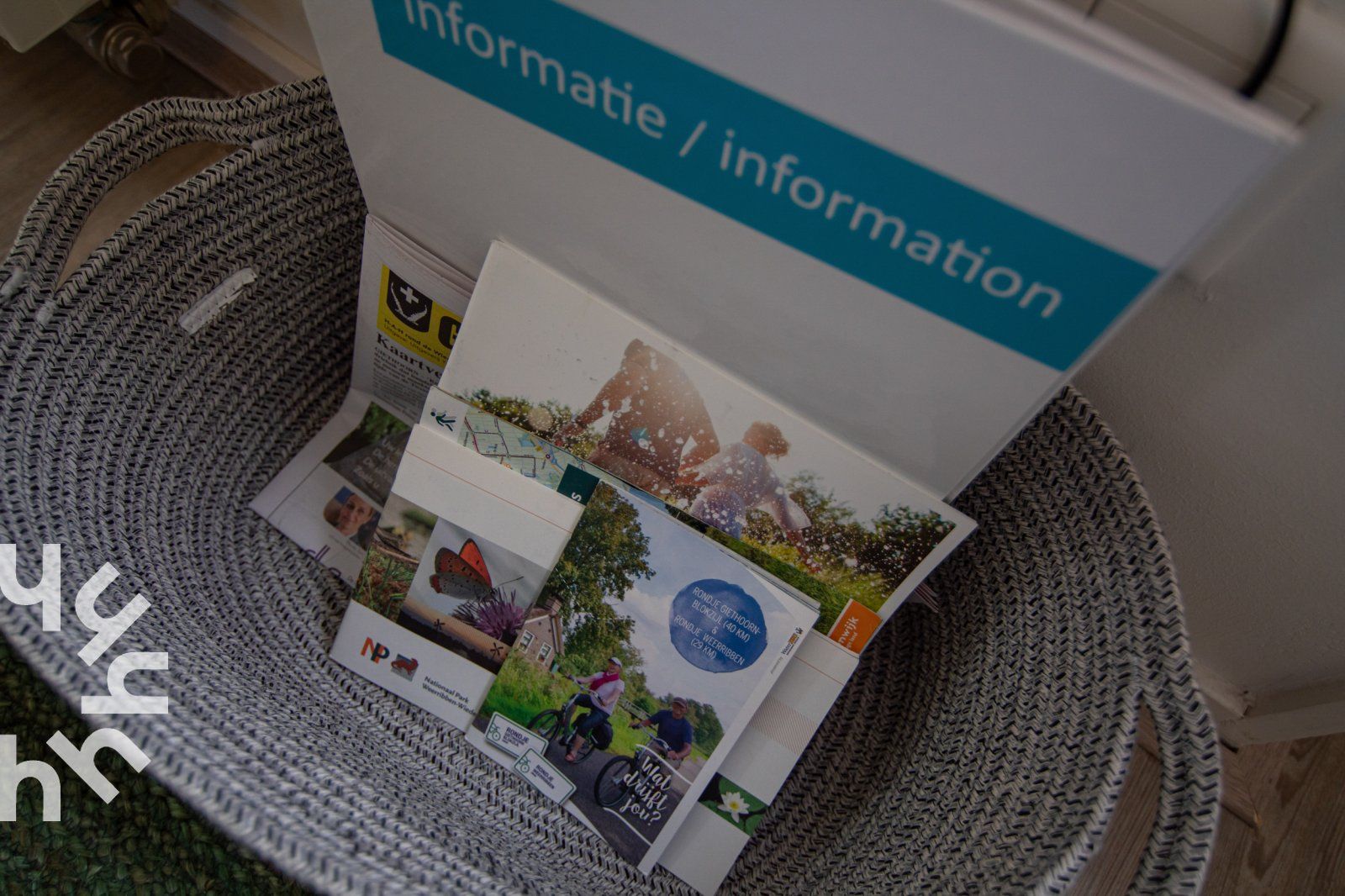 Storch im Nest beim Ferienhaus OV269 in Giethoorn, Nordwest Overijssel, in natuerlicher Umgebung.