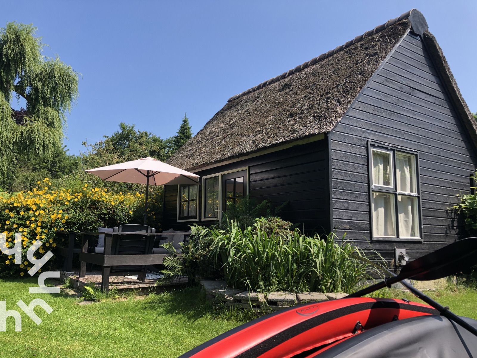 OV270 vakantiehuis in Giethoorn met rieten dak en terras in groene omgeving, Noordwest Overijssel, Overijssel.
