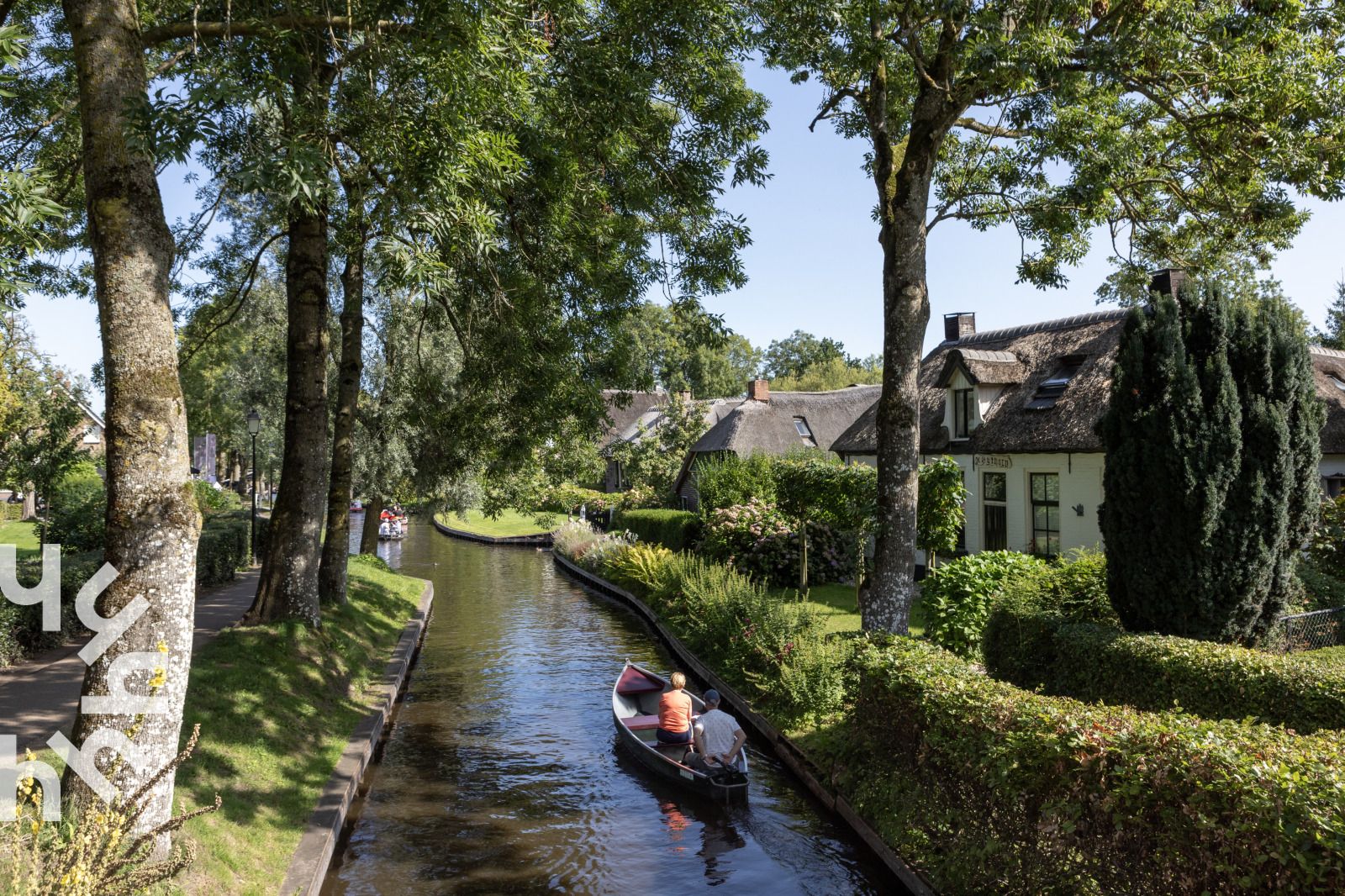 Gezellige woonkamer in OV270 vakantiehuis Giethoorn, met uitzicht op de tuin, Noordwest Overijssel.