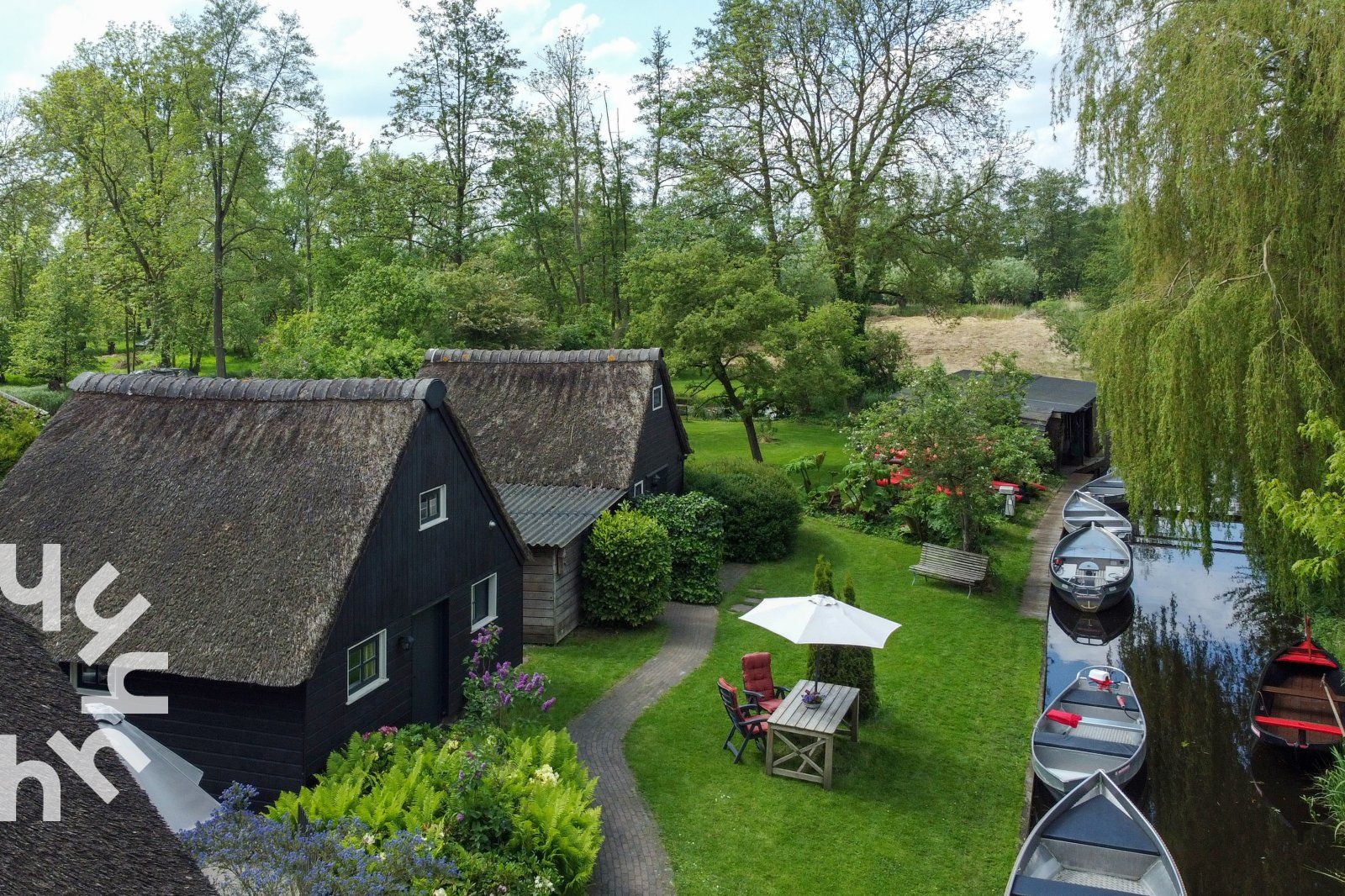 Stijlvolle eetruimte in OV270 vakantiehuis Giethoorn, ideaal voor gezellige maaltijden in Noordwest Overijssel.