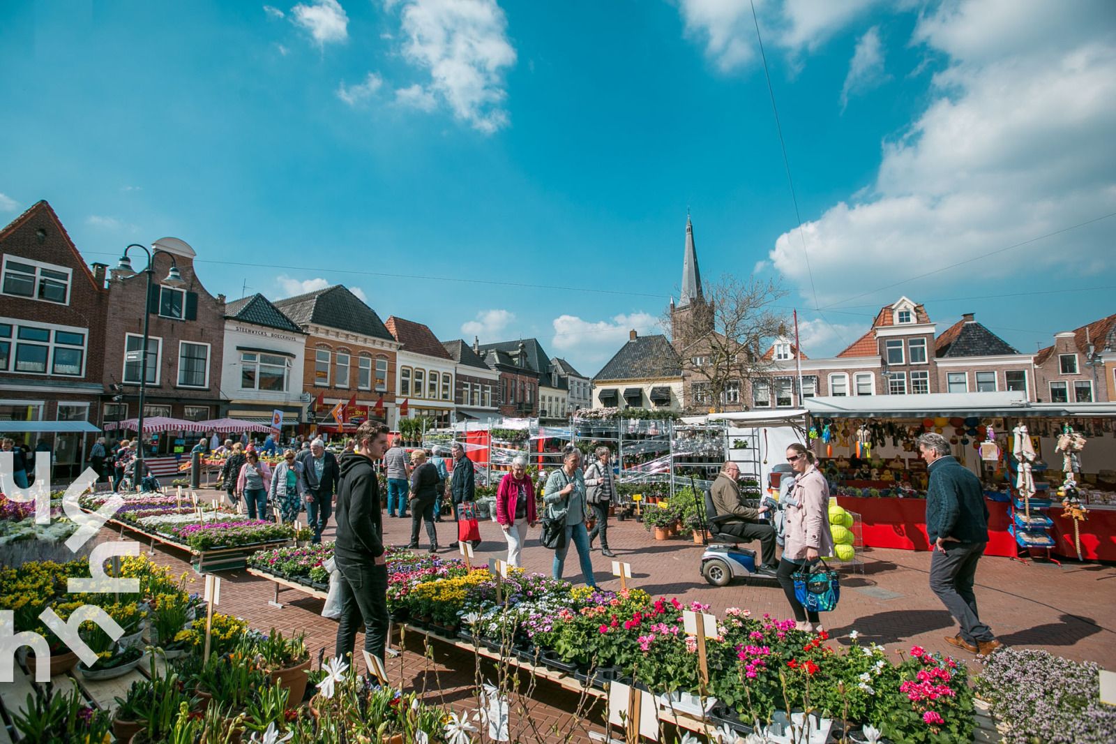 Luchtfoto van OV270 vakantiehuis in Giethoorn, omgeven door groen en water, Noordwest Overijssel.
