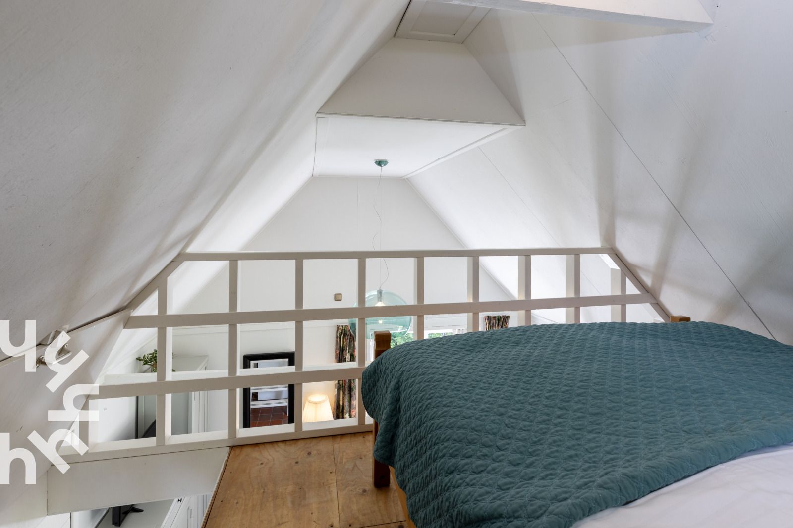 Schaduwrijke tuin met bankje bij OV270 vakantiehuis in Giethoorn, een rustige plek in Noordwest Overijssel.