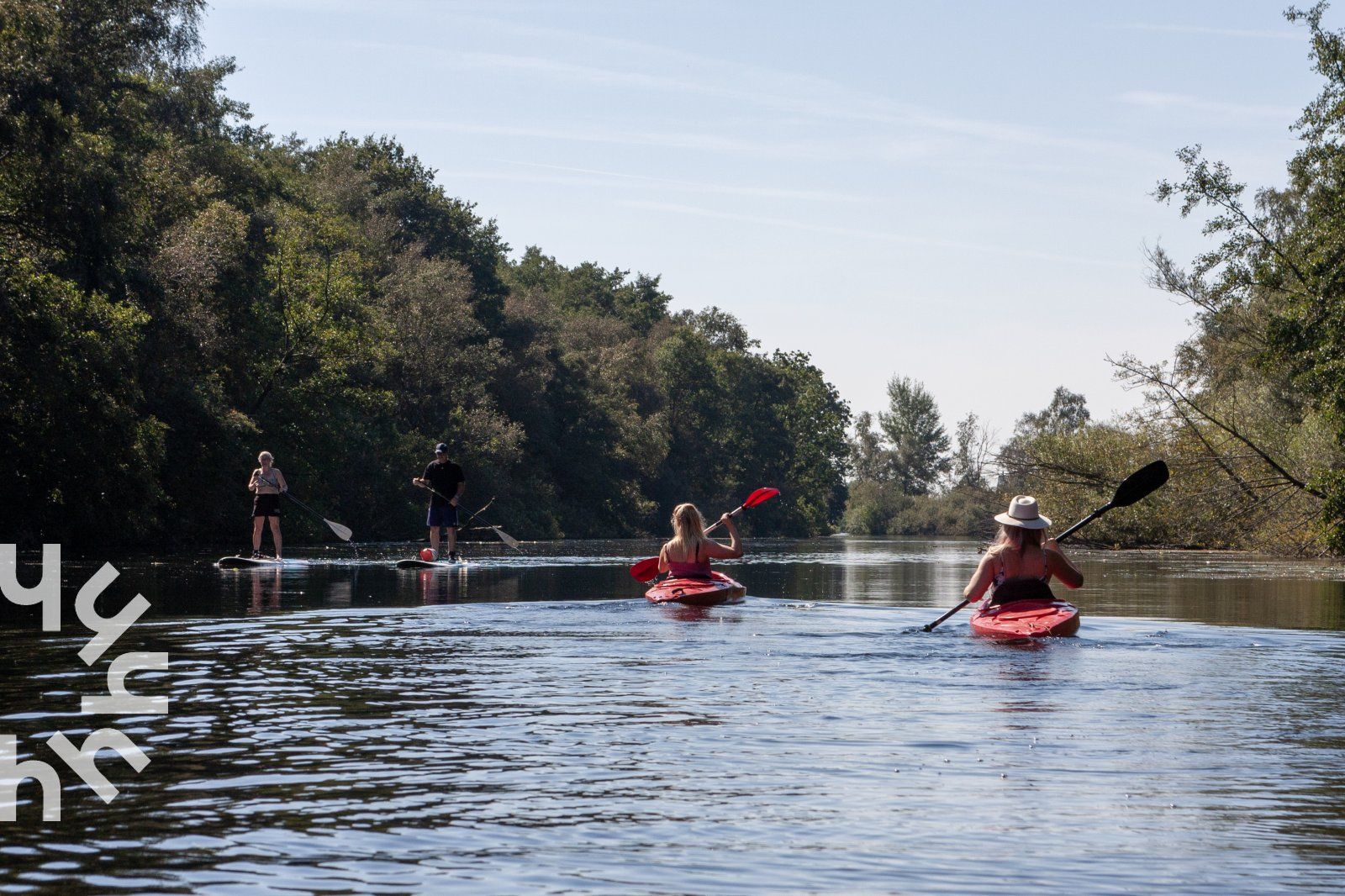 Tuin met vijver bij OV270 vakantiehuis in Giethoorn, een serene plek in Noordwest Overijssel.