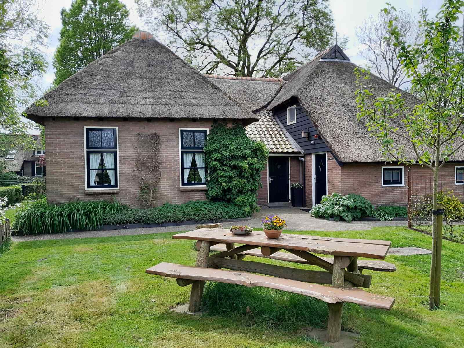 Vacation home OV602 in Giethoorn with thatched roof and green garden in Northwest Overijssel, Overijssel.