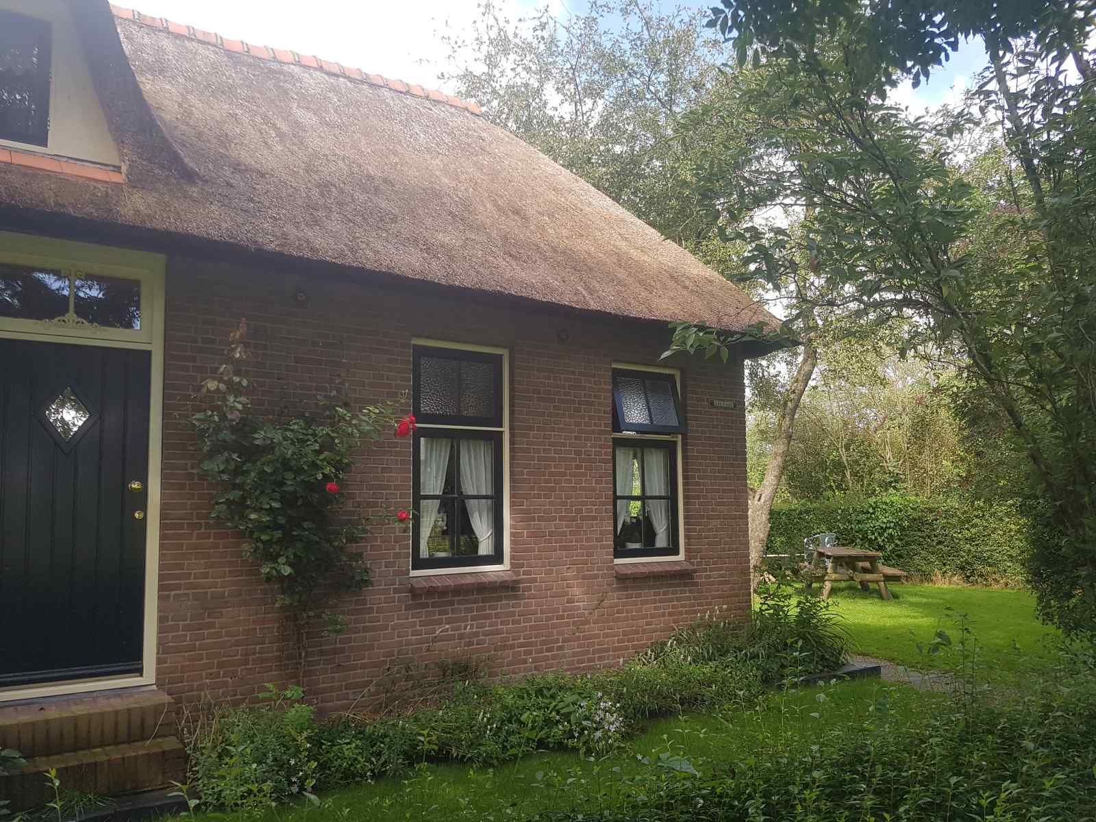 Vacation home OV602 in Giethoorn with charming thatched roof and flowering garden in Overijssel.