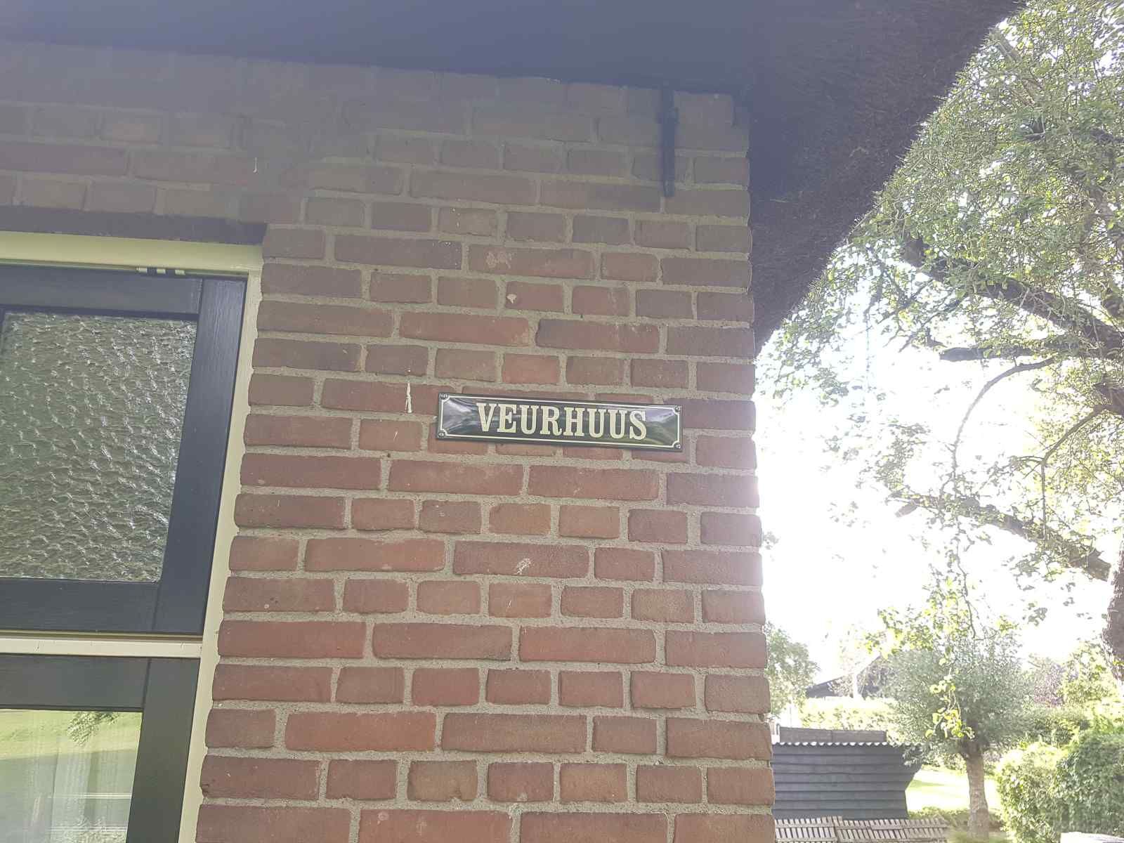 Sign with name 'Veurhuus' on the wall of vacation home OV602 in Giethoorn.