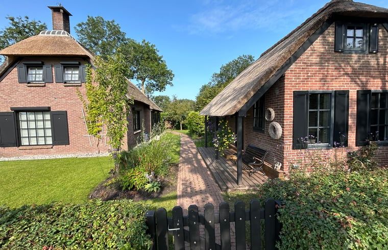 Zwei Ferienhaeuser in Giethoorn mit gruenem Garten in Overijssel.