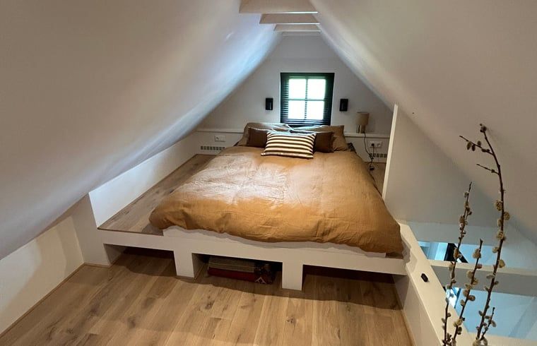 Schoenes Schlafzimmer in einem Ferienhaus in Giethoorn, Overijssel.