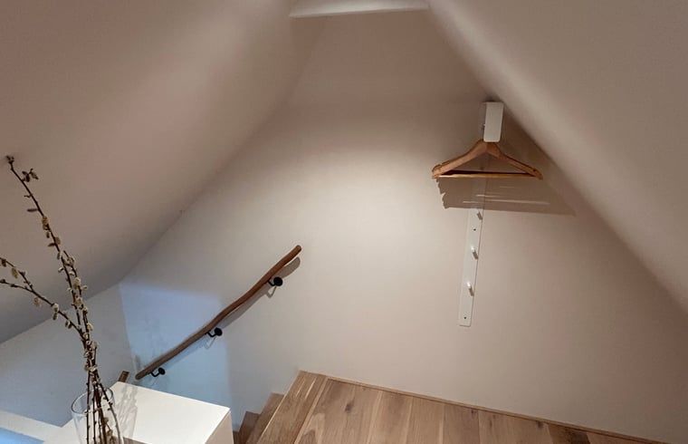 Treppe in einem Ferienhaus in Giethoorn mit Holzdetails, Overijssel.