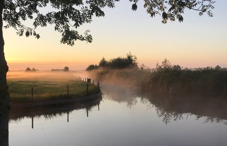 Atemberaubender Sonnenaufgang am Ferienhaus in Giethoorn, Overijssel.