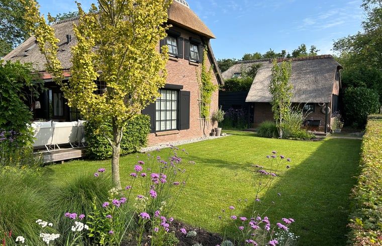 Gruener Garten am Ferienhaus in Giethoorn, ideal zum Entspannen.