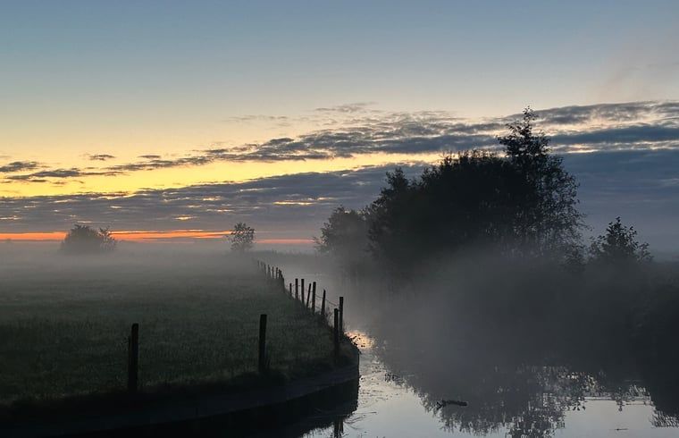 Mysterioeser nebliger Morgen in einem Ferienhaus in Giethoorn, Overijssel.