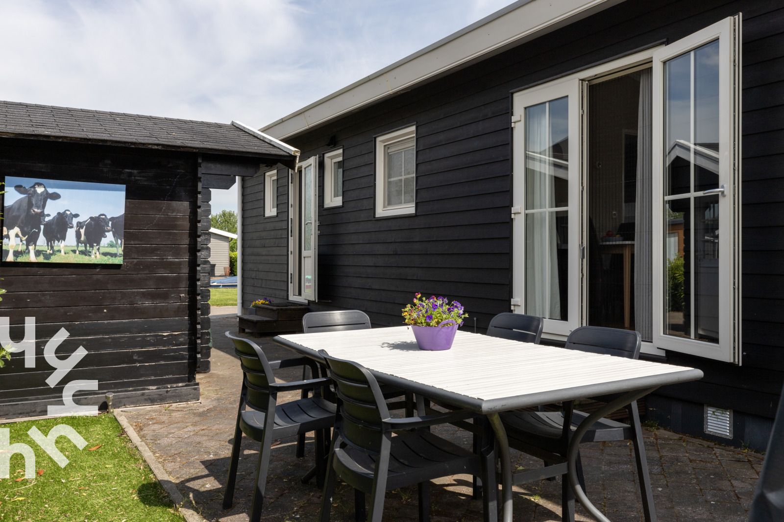 Aussenterrasse des Ferienhauses OV535 in Giethoorn, ideal fuer Mahlzeiten im Freien in Nordwest Overijssel, Overijssel.