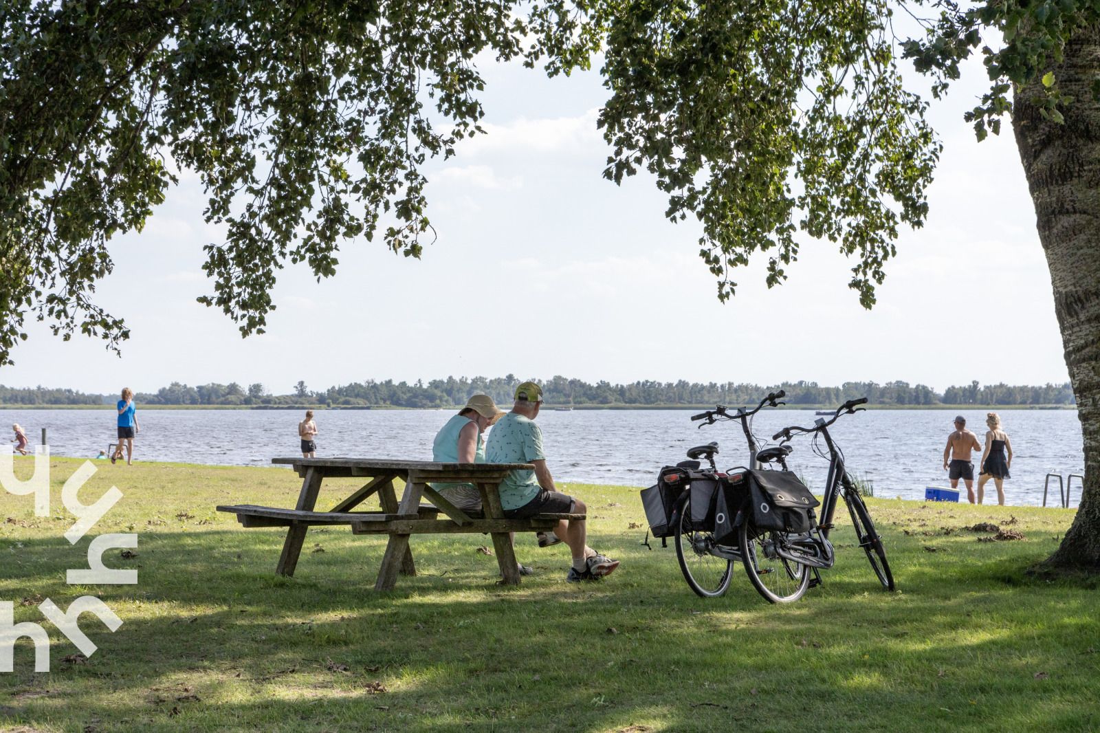 Picknick und Entspannung am Wasser in der Naehe des Ferienhauses OV535 in Giethoorn, Nordwest Overijssel, Overijssel.