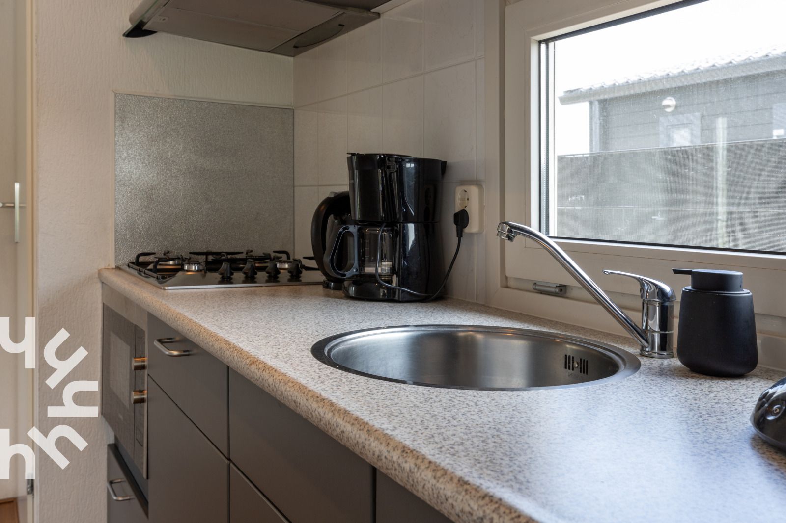 Gemuetliches Wohnzimmer des Ferienhauses OV535 in Giethoorn mit Blick auf die Natur in Nordwest Overijssel, Overijssel.