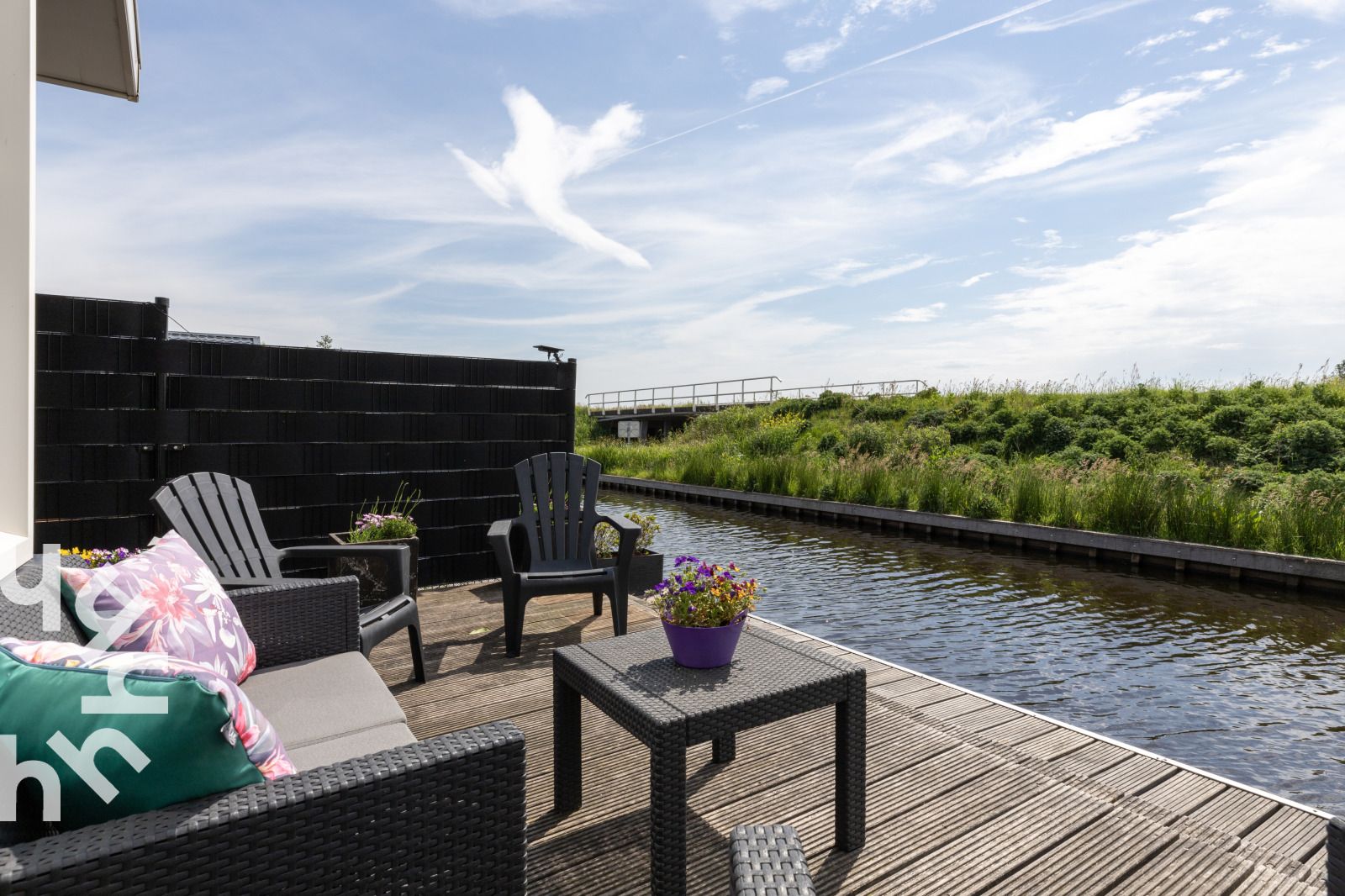 Gemuetliche Sitzecke auf der Terrasse des Ferienhauses OV535 in Giethoorn, Nordwest Overijssel, Overijssel.