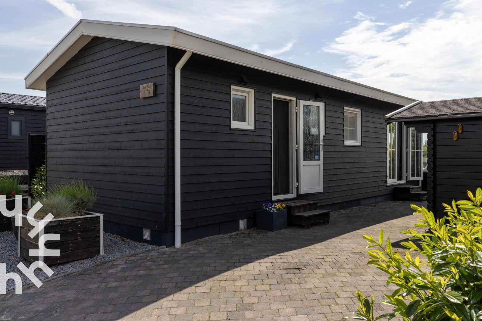 Luftaufnahme des Ferienhauses OV535 in Giethoorn, umgeben von gruenen Feldern in Nordwest Overijssel, Overijssel.