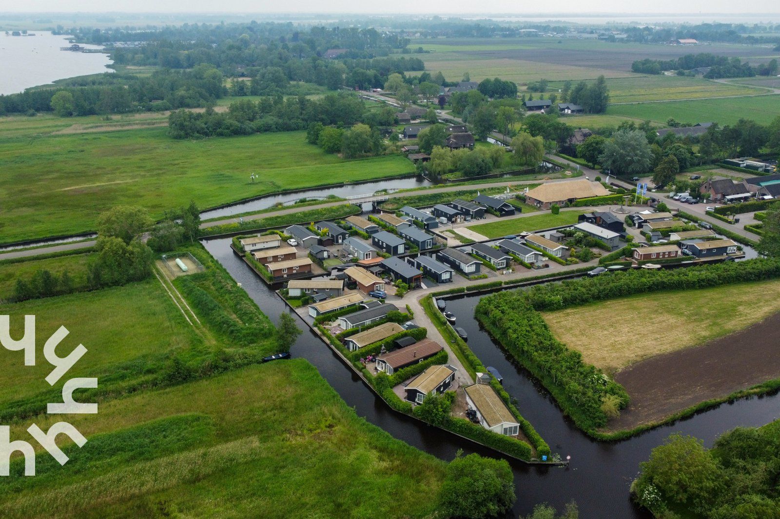 Sonniges Wohnzimmer im Ferienhaus OV535 in Giethoorn, mit Zugang zur Terrasse in Nordwest Overijssel, Overijssel.