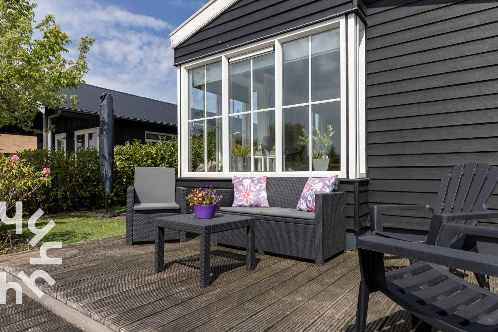 Aussenterrasse mit Blumen am Ferienhaus OV535 in Giethoorn, ideal zum Entspannen in Nordwest Overijssel, Overijssel.