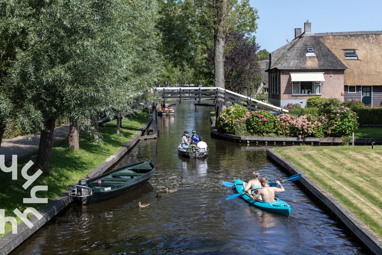 Bootsfahrt entlang der Windmuehlen in der Naehe des Ferienhauses OV535 in Giethoorn, geniessen Sie die Natur in Nordwest Overijssel, Overijssel.