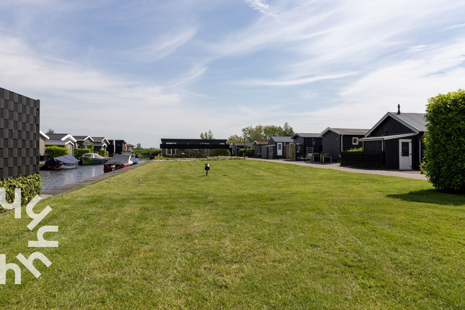 Offenes Wohnzimmer im Ferienhaus OV535 in Giethoorn, mit bequemen Sofas in Nordwest Overijssel, Overijssel.