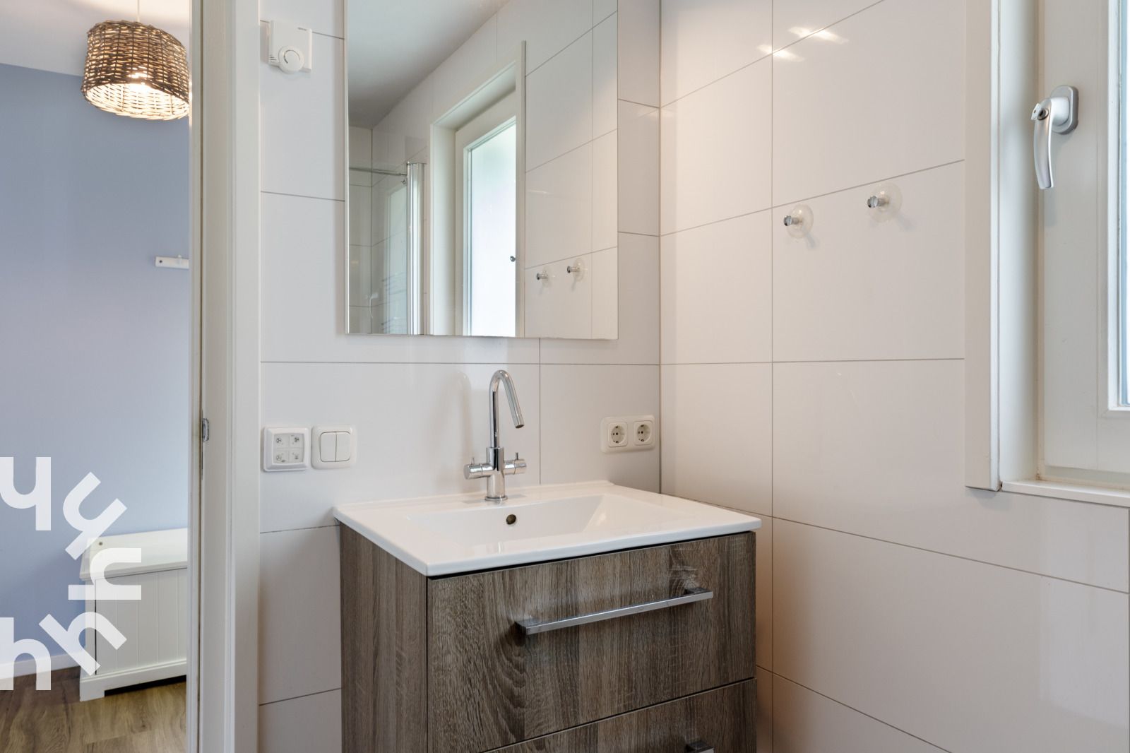 Moderne keuken in OV072 vakantiehuis, Giethoorn, met inbouwapparatuur en ruime werkbladen.