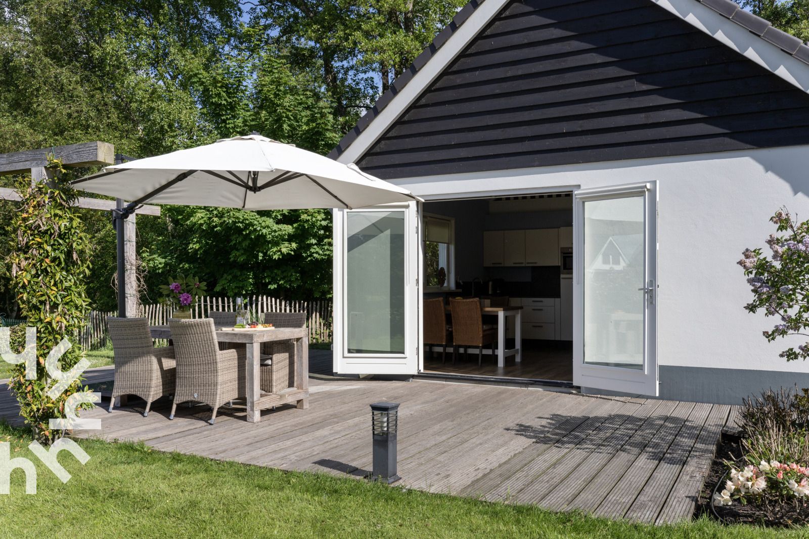 Hal en trap in OV072 vakantiehuis, Giethoorn, met toegang tot de bovenverdieping.