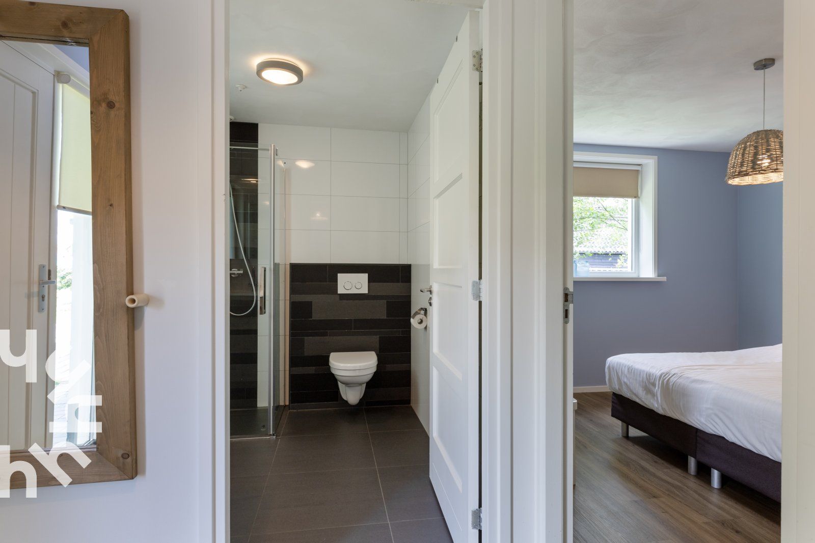 Luchtfoto van OV072 vakantiehuis in Giethoorn, omringd door natuur en water.