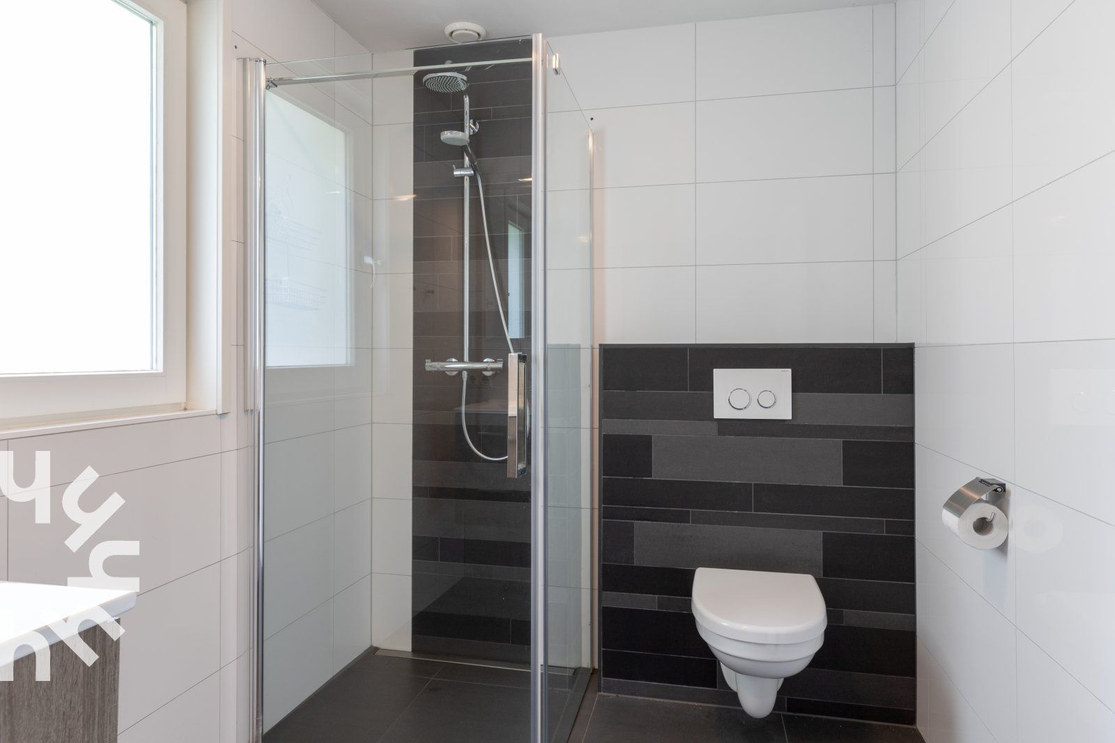 Eethoek en keuken in OV072 vakantiehuis, Giethoorn, met veel natuurlijk licht.