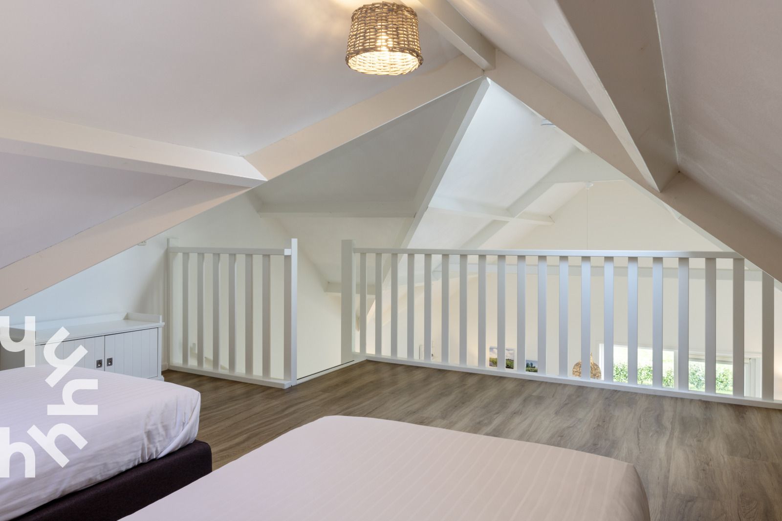 Moderne badkamer in OV072 vakantiehuis, Giethoorn, met douche en toilet.