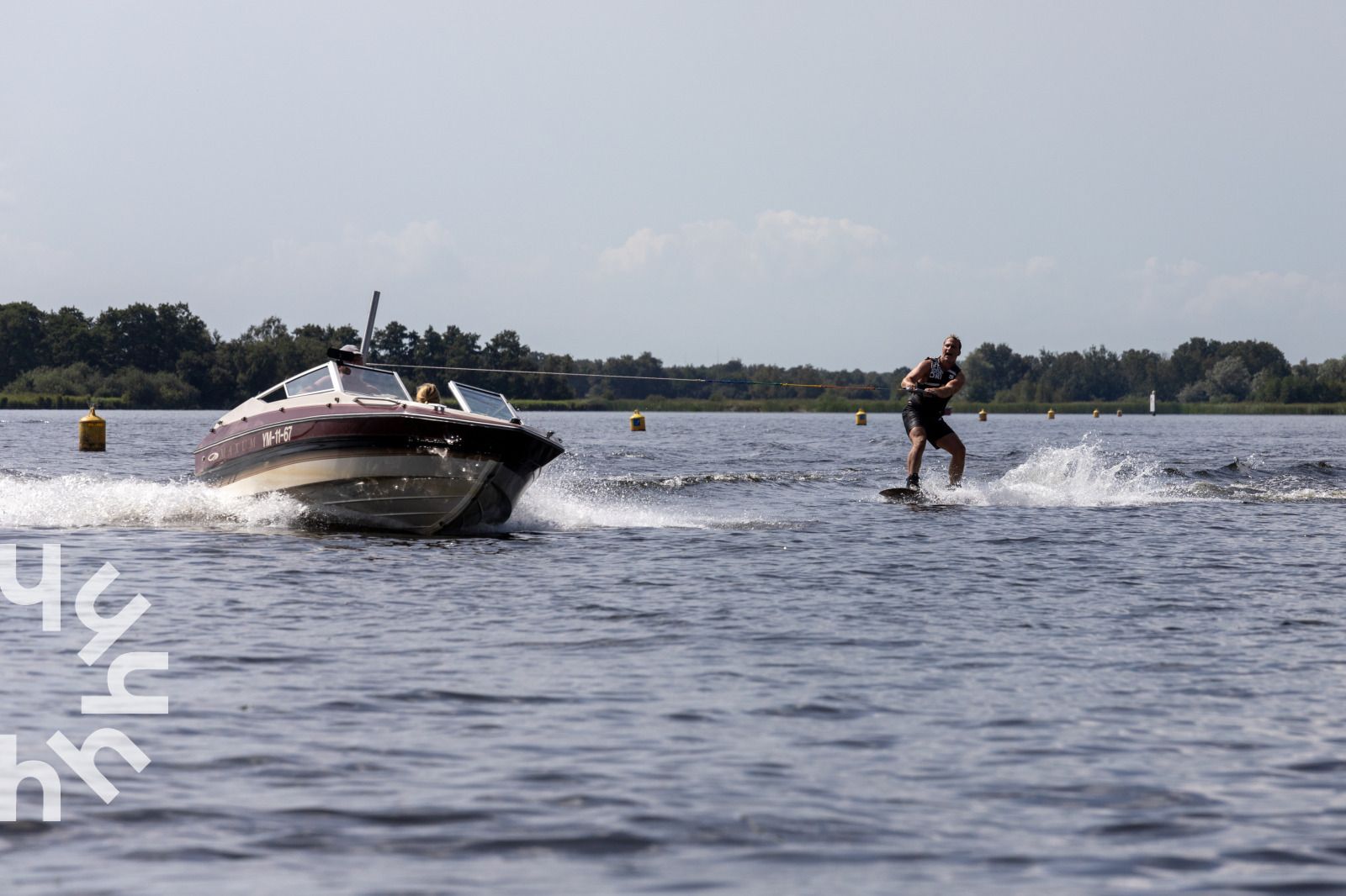 Gezellige woonkamer in OV072 vakantiehuis, Giethoorn, met toegang tot terras.