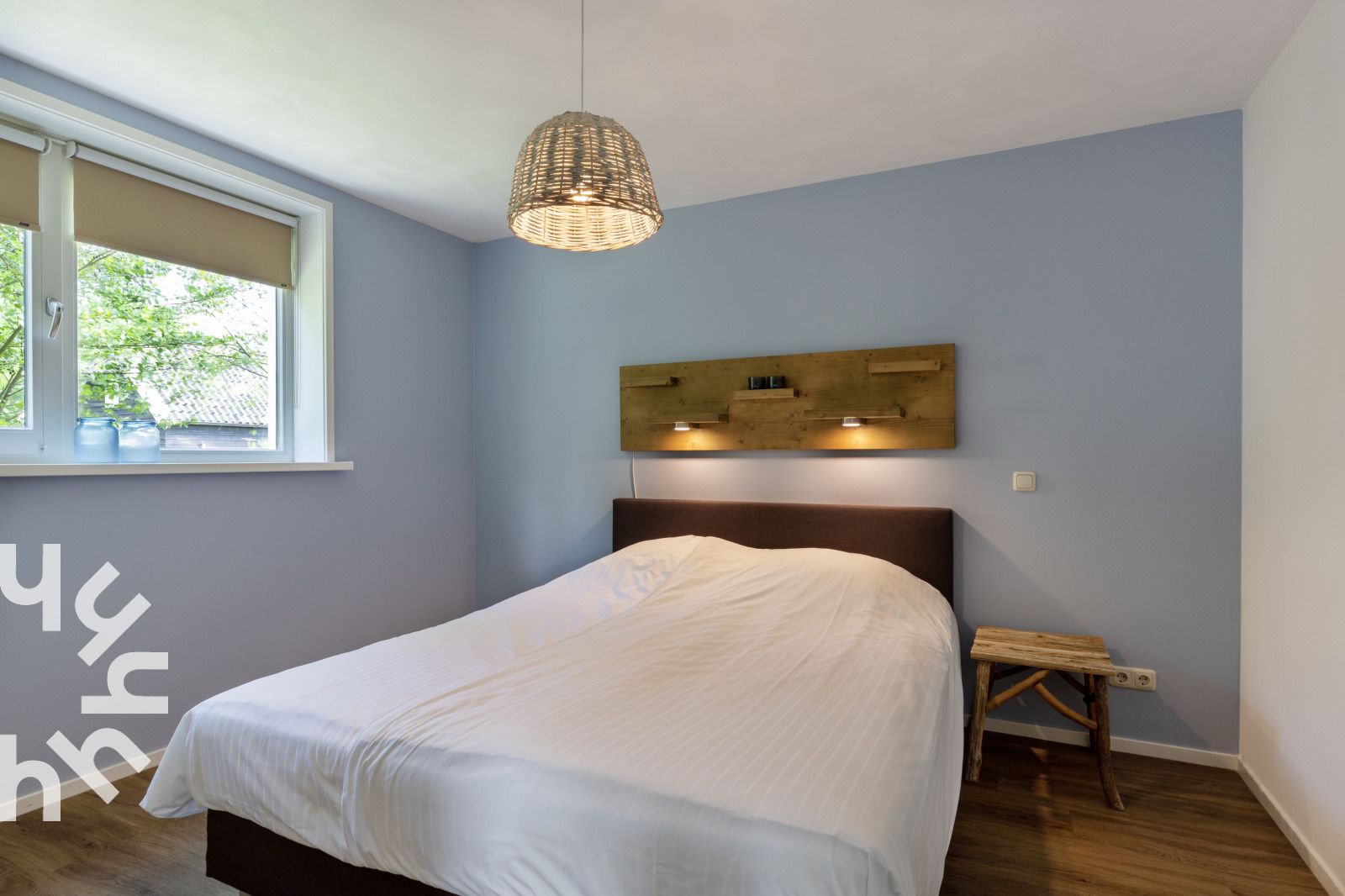 Lichte woonkamer in OV072 vakantiehuis, Giethoorn, met comfortabele zitgelegenheid.