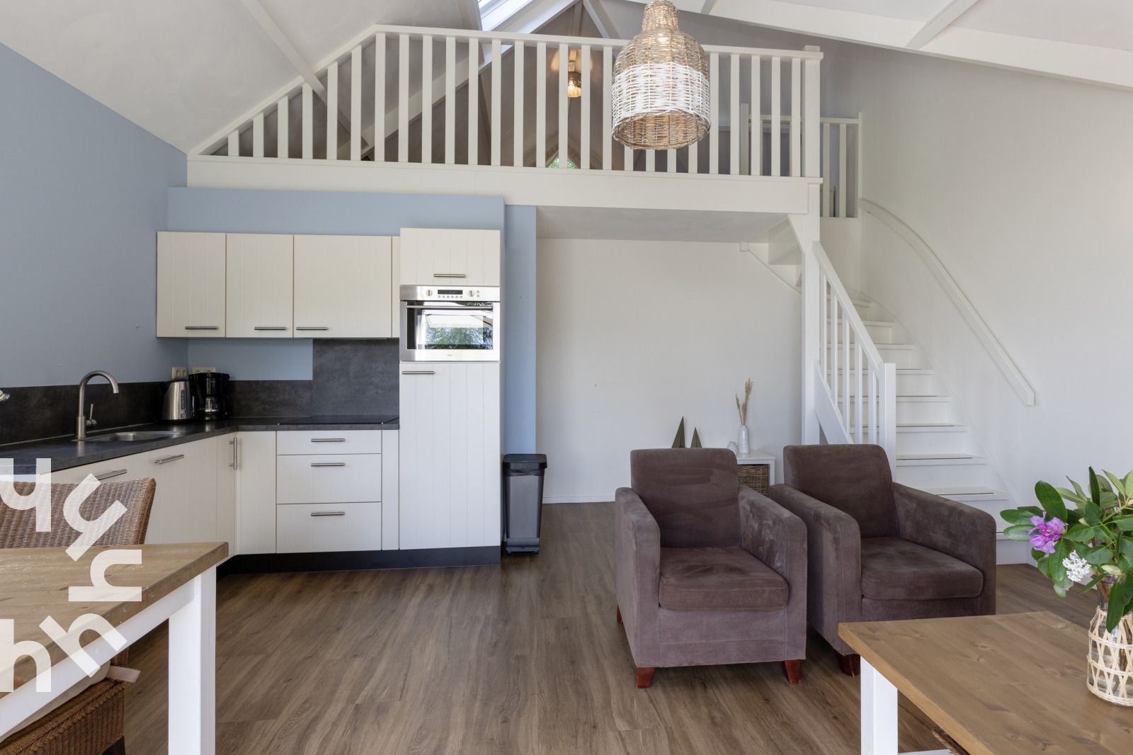 Buitenterras met parasol bij OV072 vakantiehuis in Giethoorn, perfect voor zonnige dagen.