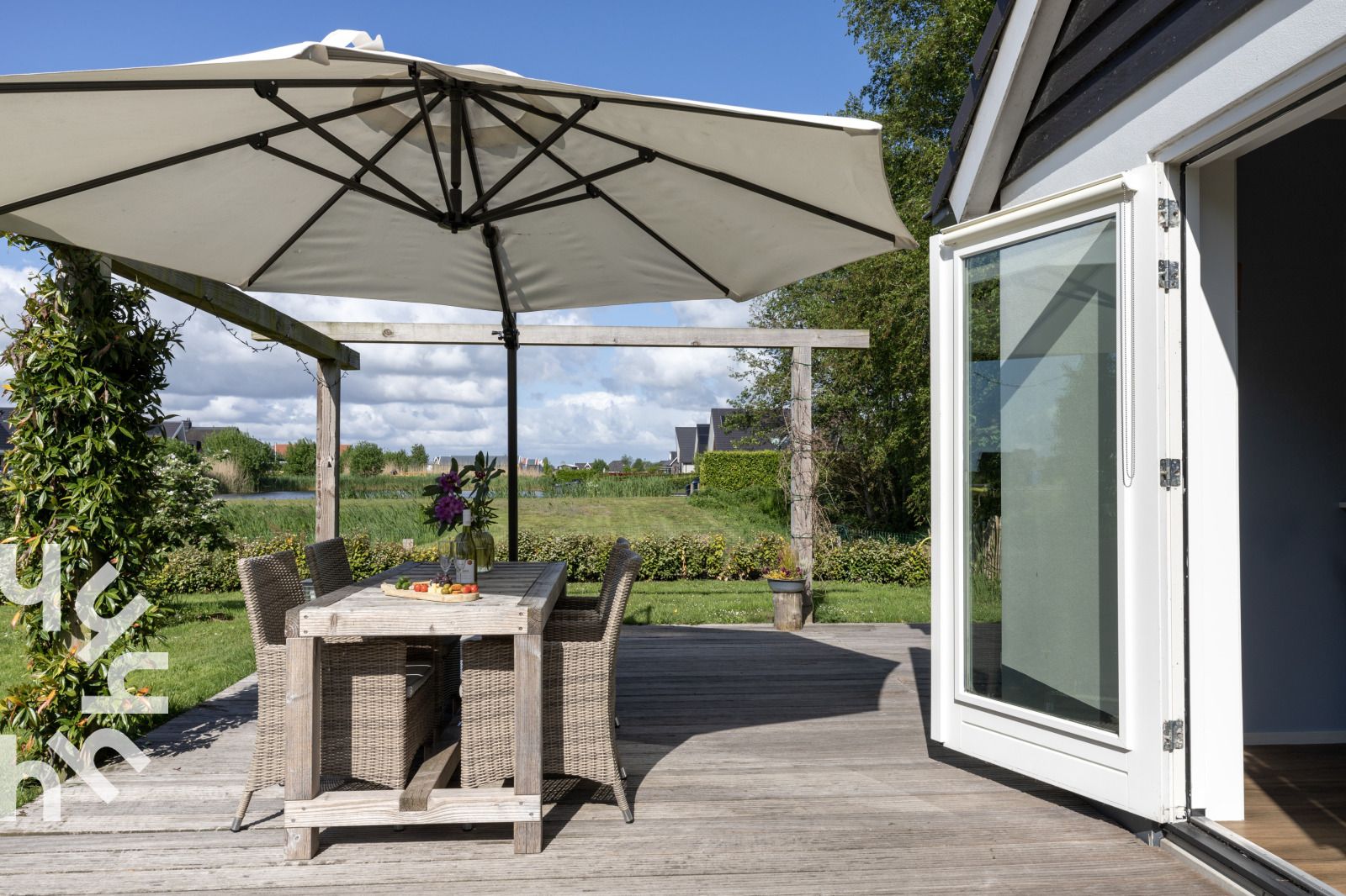 Eettafel in OV072 vakantiehuis, Giethoorn, met uitzicht op het terras en de tuin.