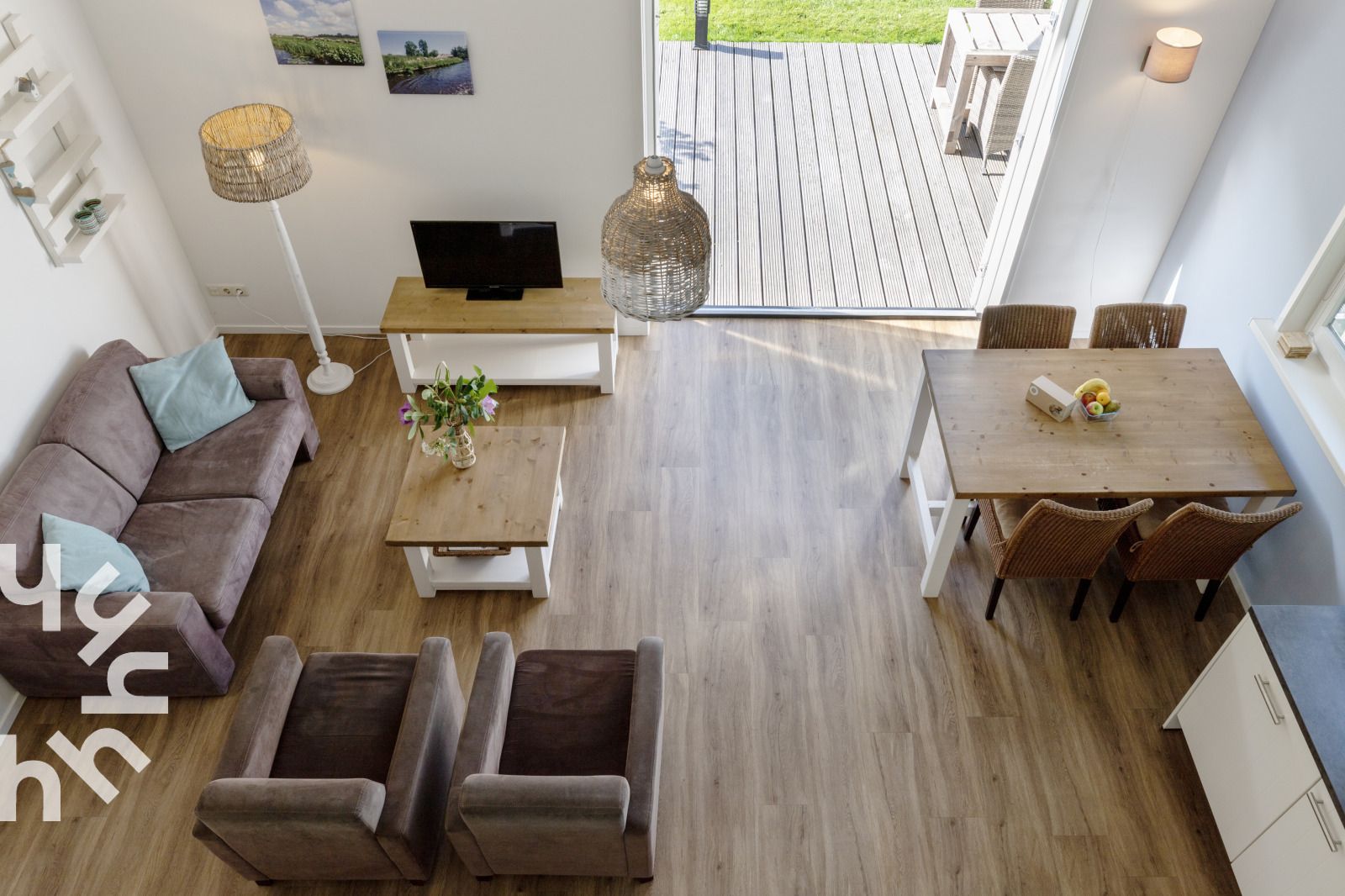 Slaapkamer in OV072 vakantiehuis, Giethoorn, met grote kledingkast en comfortabele bedden.