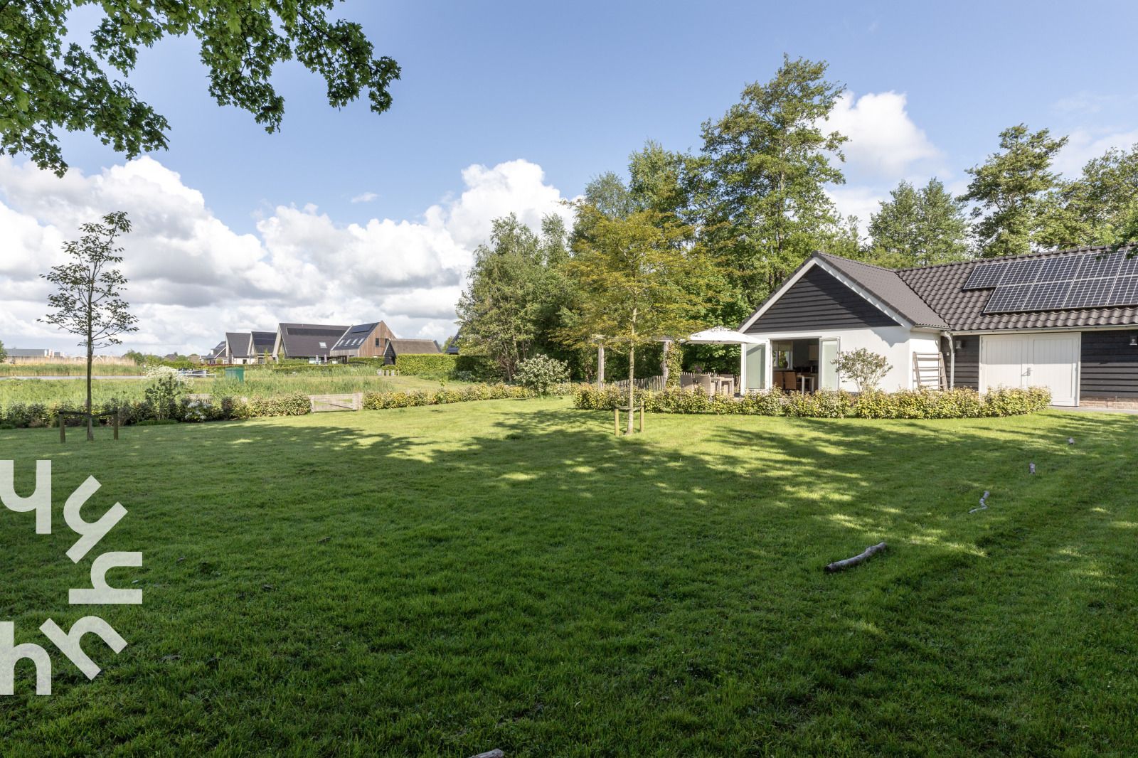 Knusse zolderkamer in OV072 vakantiehuis, Giethoorn, met twee eenpersoonsbedden.
