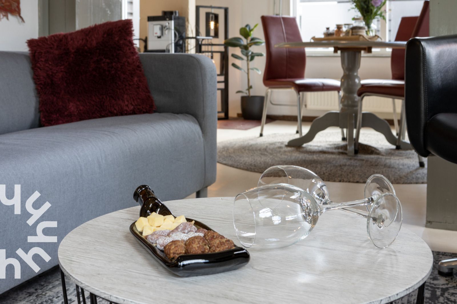 Cozy living room of vacation home OV480 in Giethoorn, Overijssel with comfortable seating area and stylish furnishings.