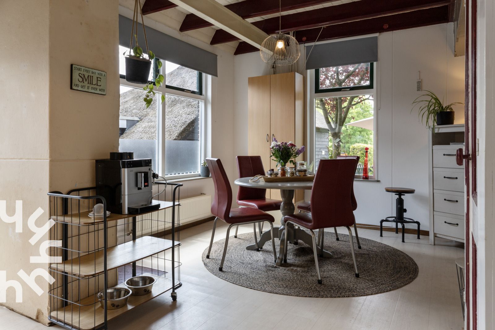 Modern kitchen in vacation home OV480 in Giethoorn, Overijssel, with stylish furnishings and marble back wall.